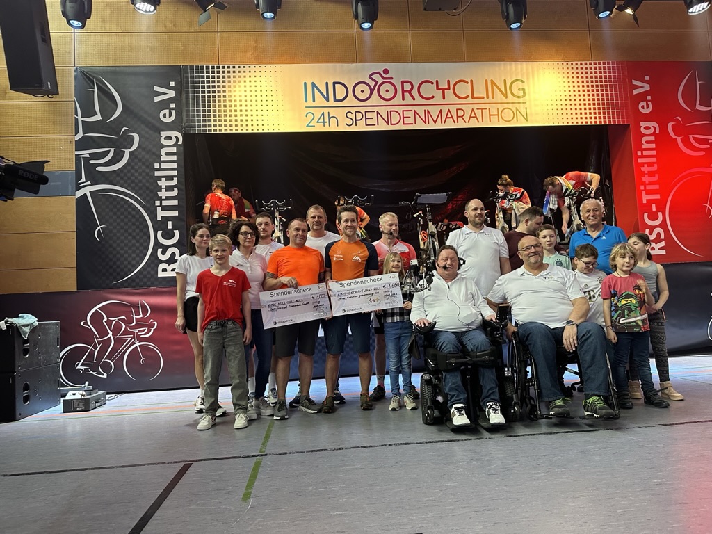 Teilnehmende und Begünstigte beim 24-Stunden-Indoorcycling-Spendenmarathon