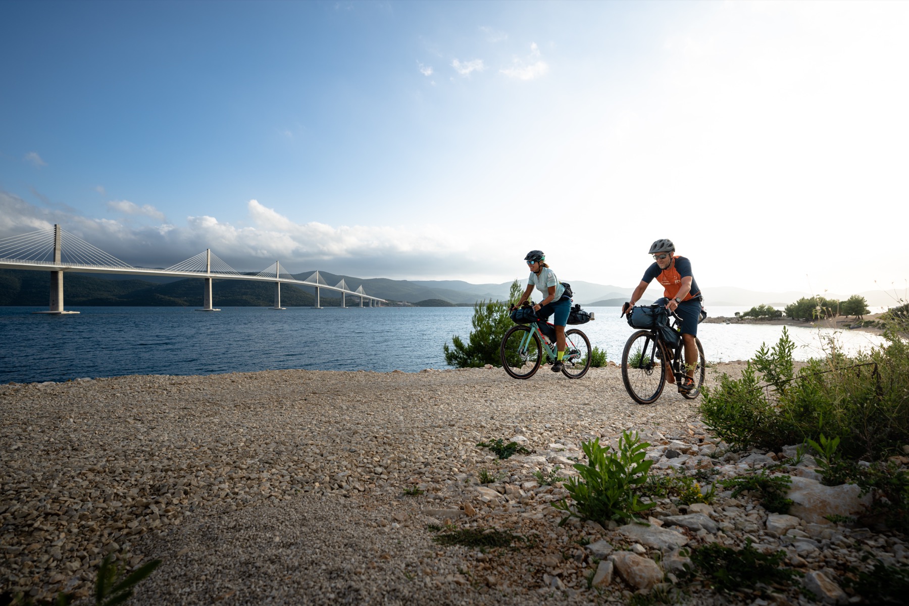 Zwei Bikepacker auf einer Küstenroute