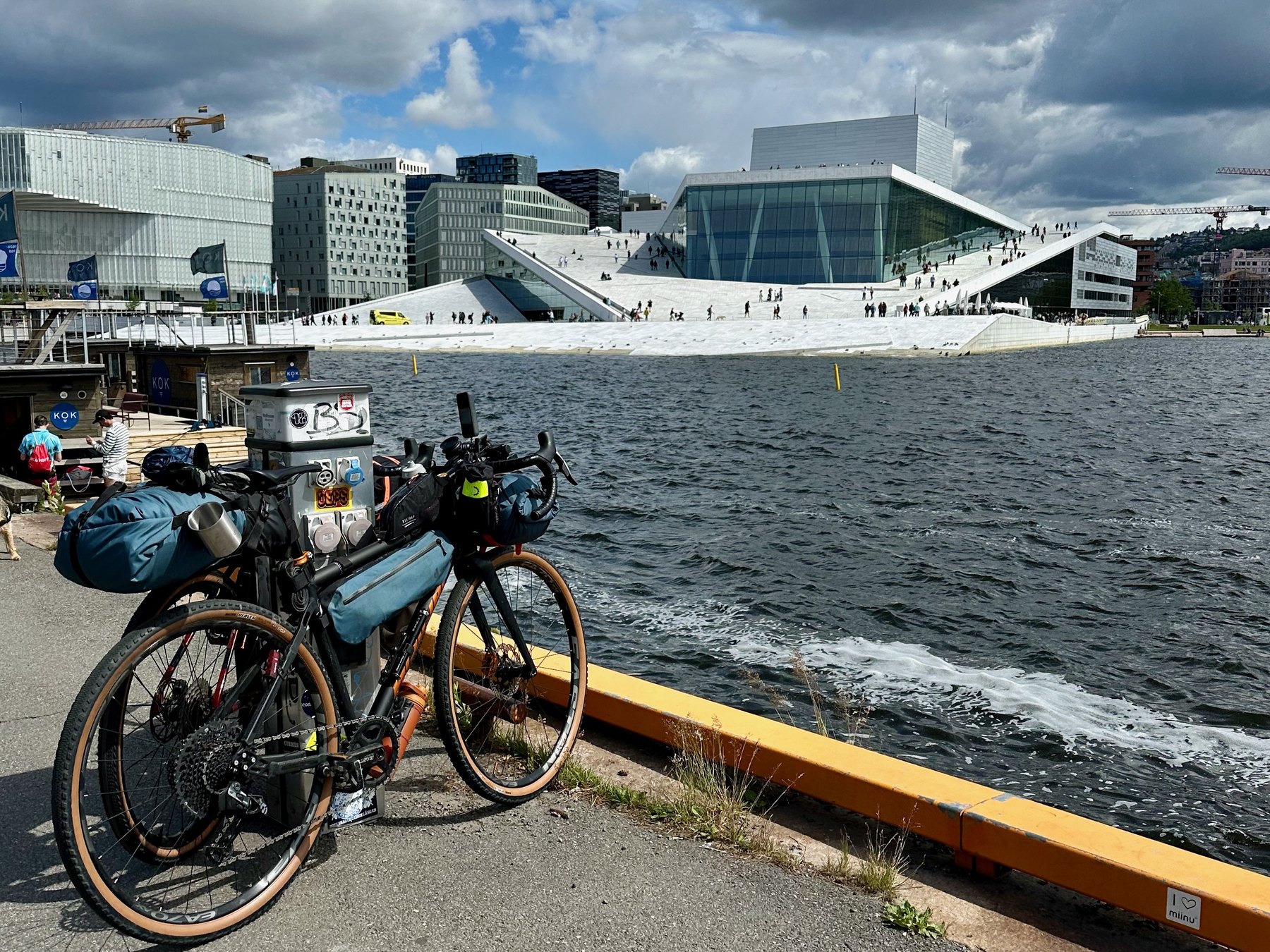 Die Bikepacking-Fahrräder von Mirko und Frank am Wasser vor der Oper in Oslo