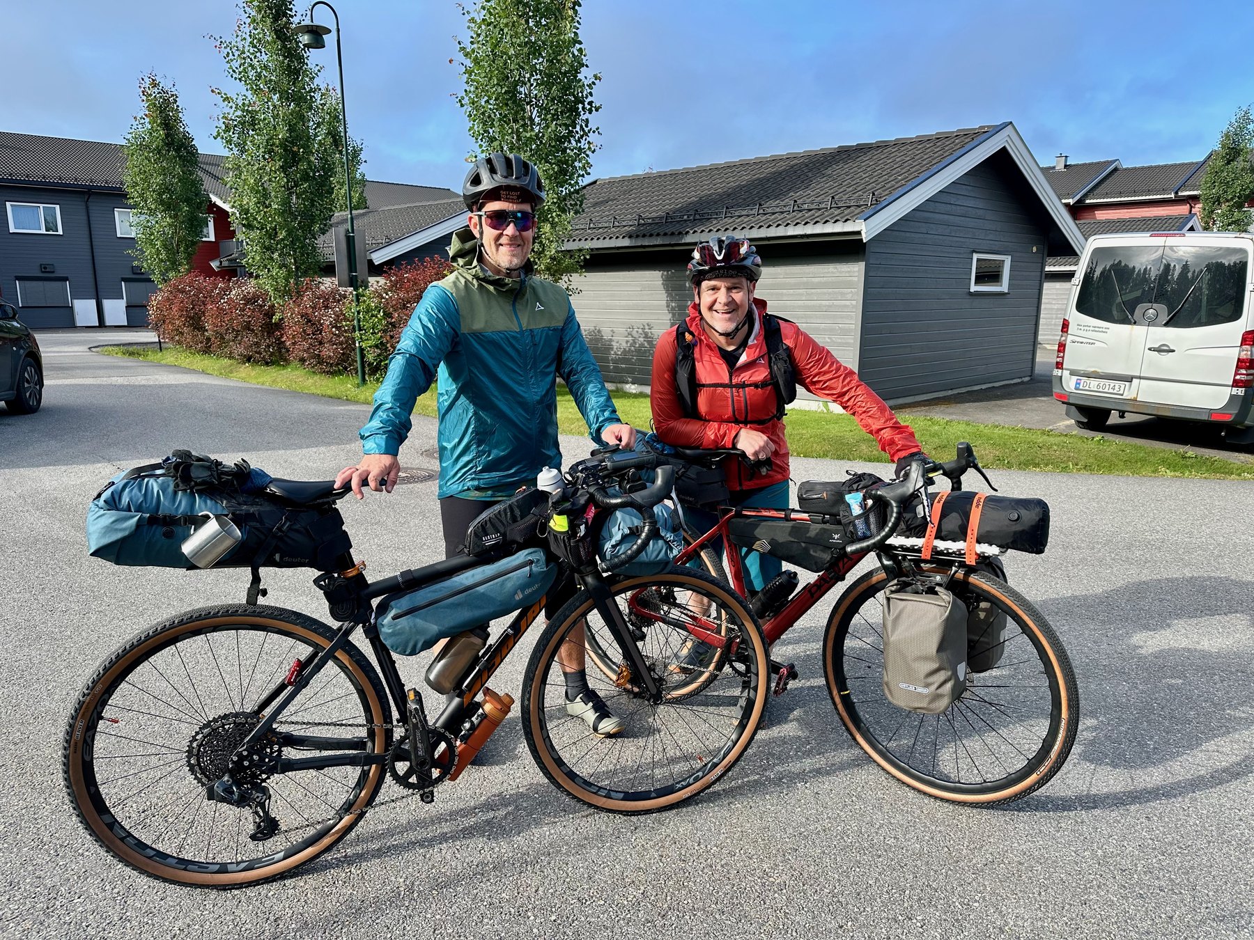 Mirko und Frank mit ihren bepackten Fahrrädern zum Start der Oslo-Tour