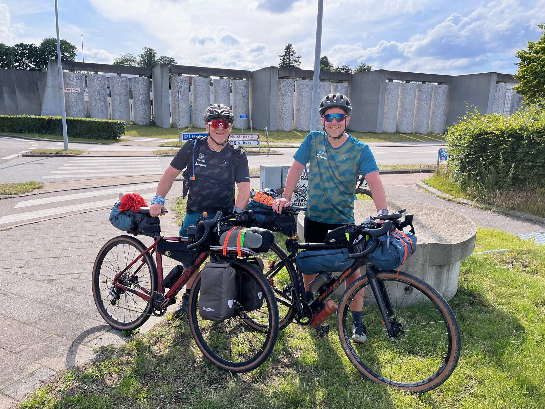 Mirko und Frank gemeinsam mit ihren beladenen Fahrrädern
